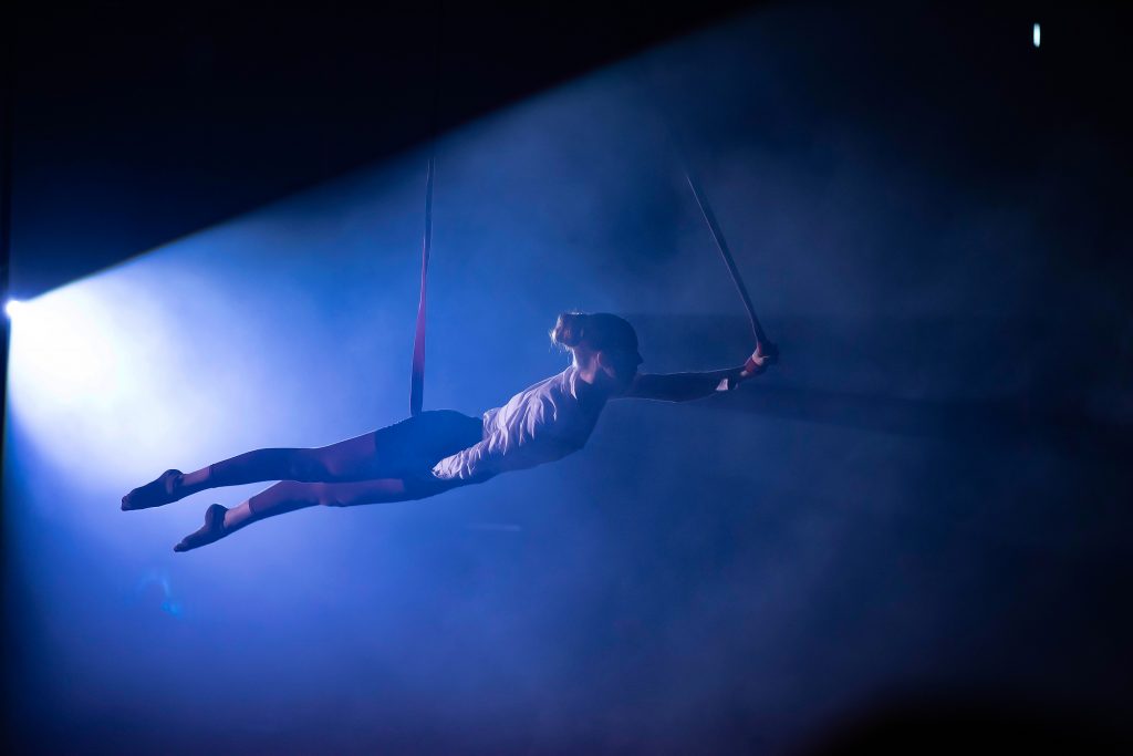 Luftakrobatik im blauen Scheinwerferlicht des Circus Zappelino